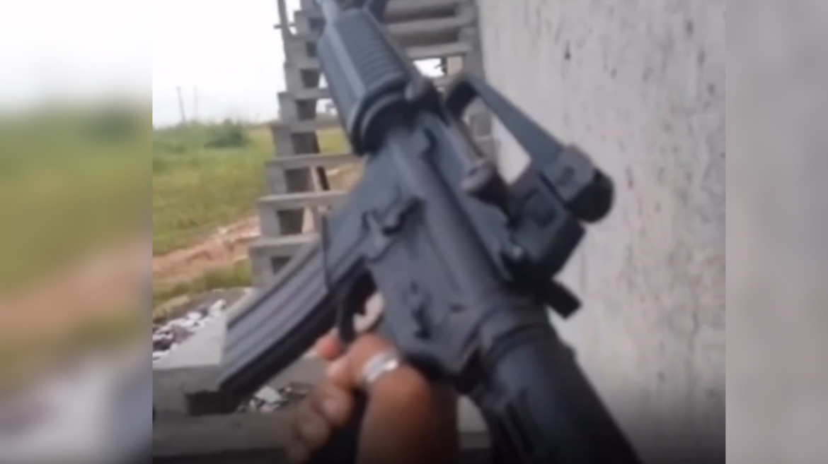 Traficante escondido em invasão no Pará exibe fuzil em live no Facebook