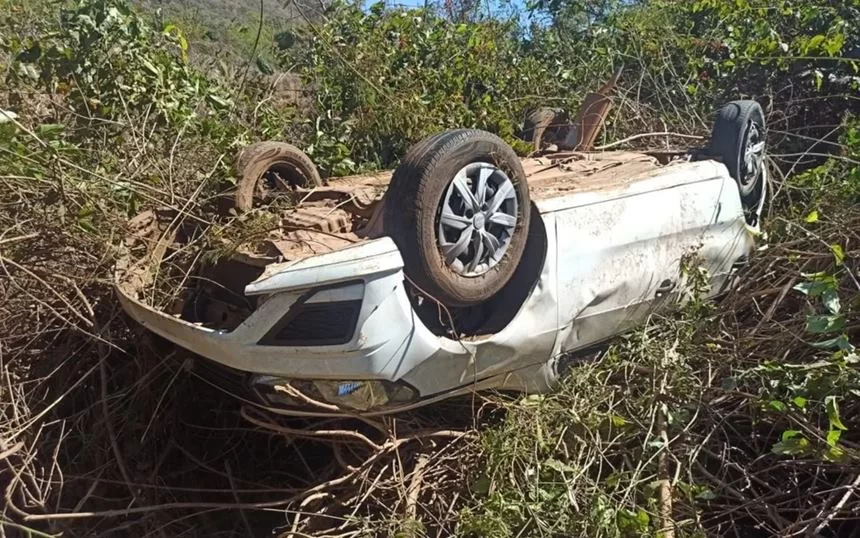 Motorista de app é sequestrada, estuprada e consegue fugir após capotar carro