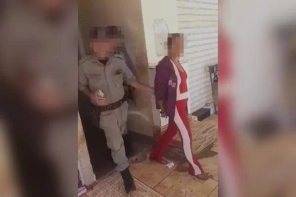 Cenas fortes: esposa corta testículo de marido após ver mensagens da ex