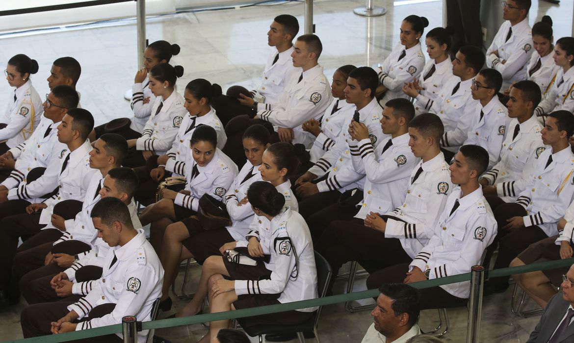 MPF questiona imposição de ‘padrão estético’ em escolas militares