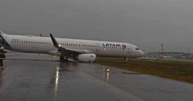 Avião derrapa em pouso, sai da pista e fecha aeroporto
