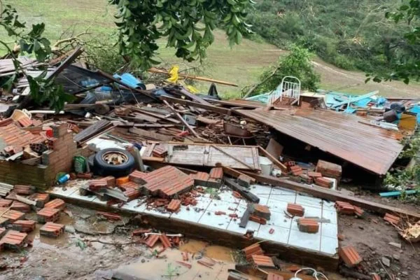 Ciclone provoca queda de energia, suspensão de aulas e primeira morte no Brasil