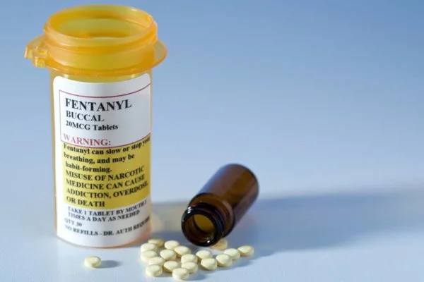 Bebê morre após tomar mamadeira com fentanil. Mãe deu achando que era cocaína