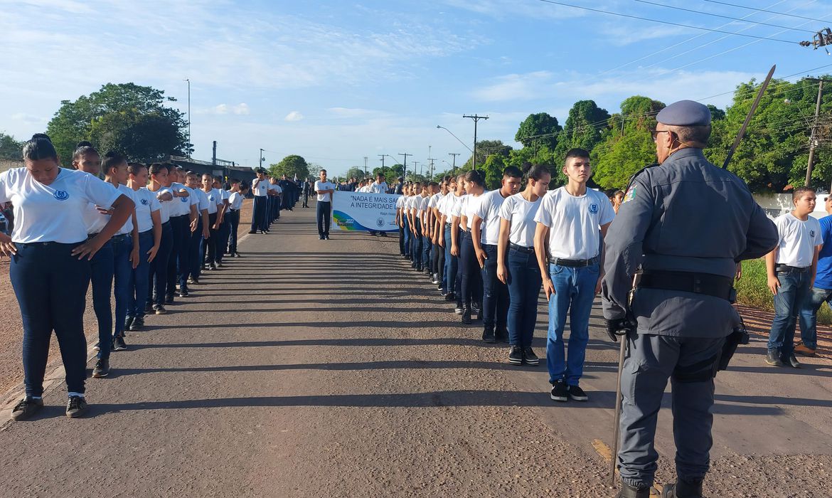 Governo oficializa o encerramento do programa de escolas cívico-militares