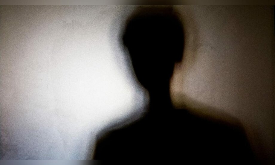 Mulher é presa acusada de manter relações sexuais com adolescentes
