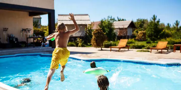 Criança morre em piscina lotada sem que ninguém perceba