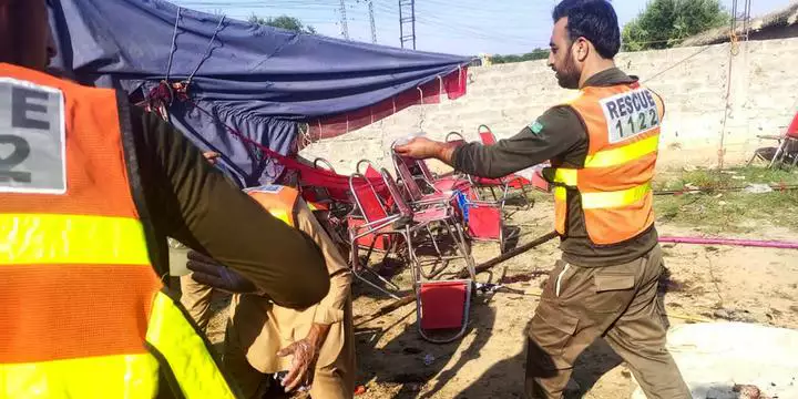 Explosão de bomba em comício deixa 40 pessoas mortas