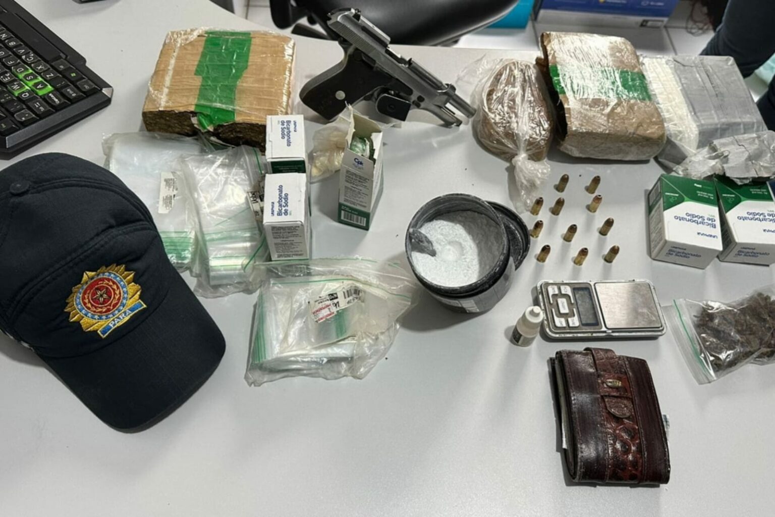 PM prende homem com arma de fogo e quase 2kg de drogas em Itaituba