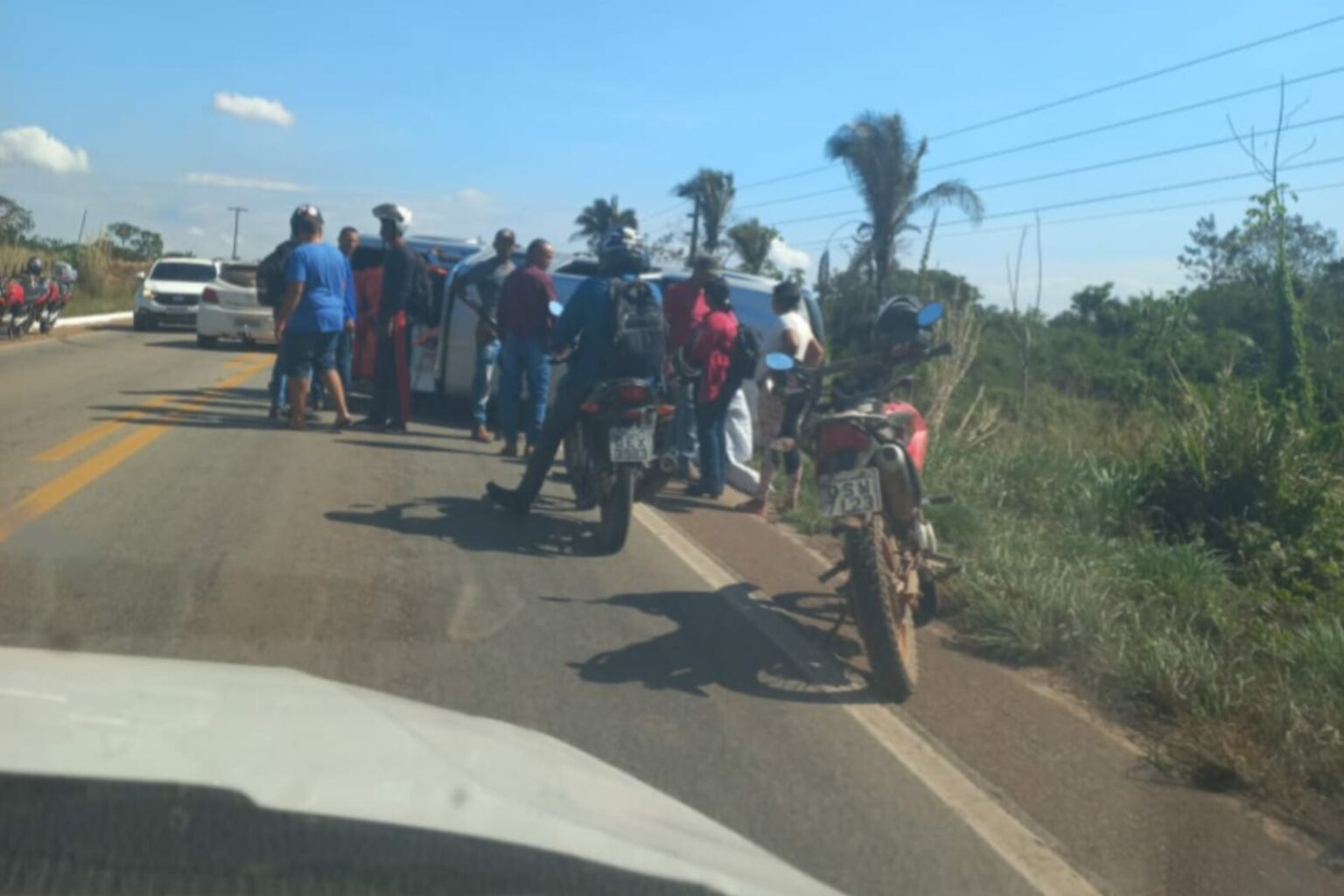 Caminhonete capota na BR-153 em São Domingos do Araguaia