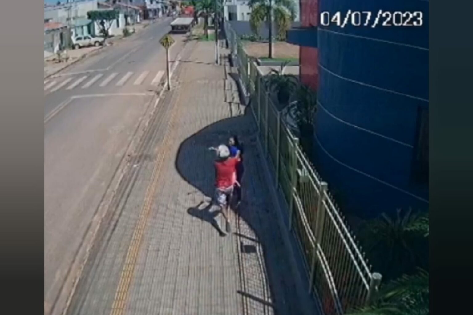 Criminoso puxa vítima pelos cabelos para roubar celular no Pará