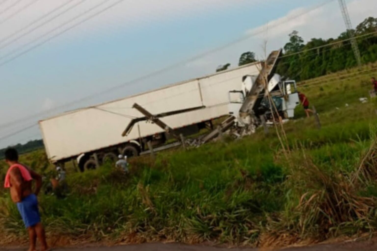 Carreta colide com poste em Tailândia