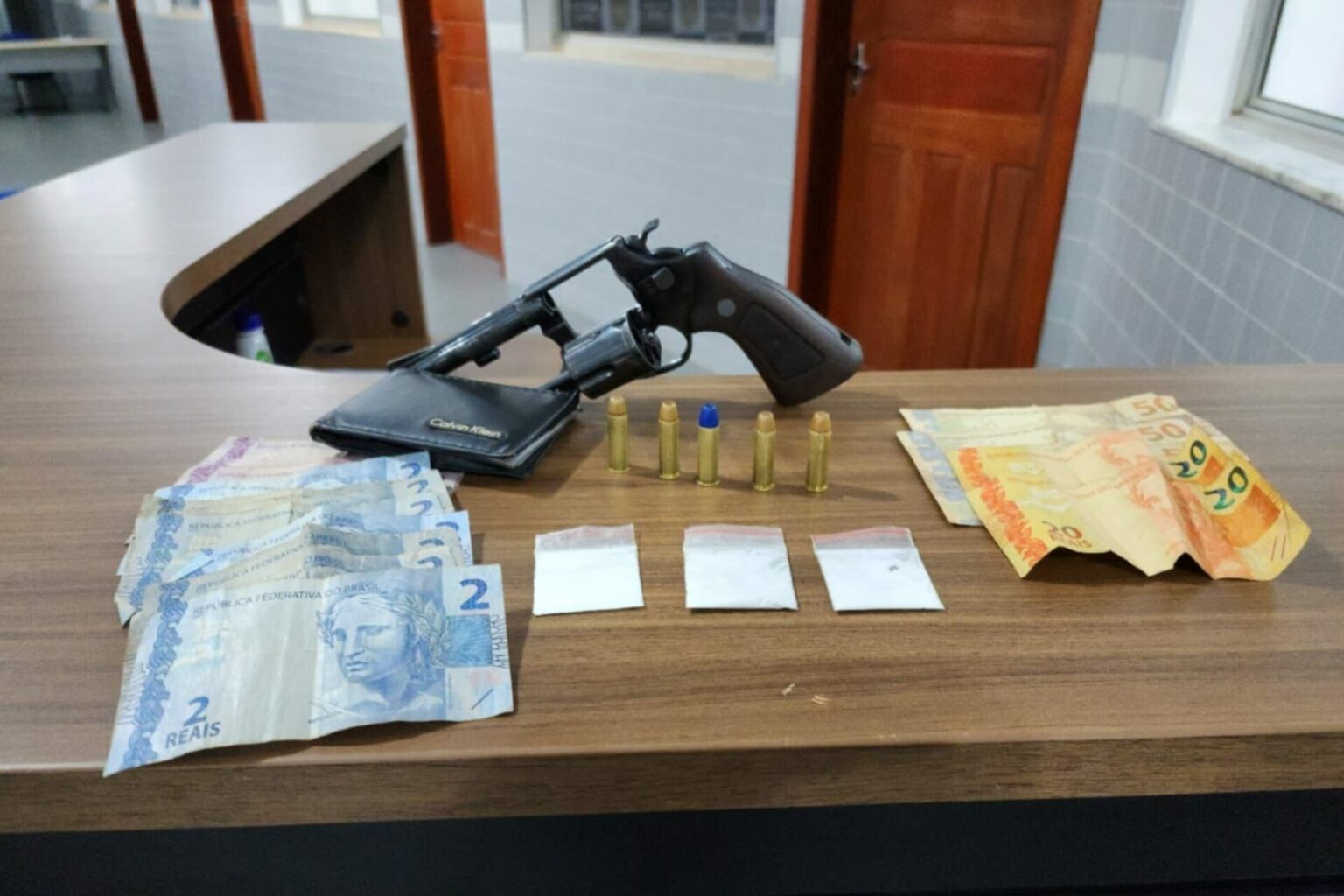 PM prende homem com arma de fogo e drogas em Xinguara
