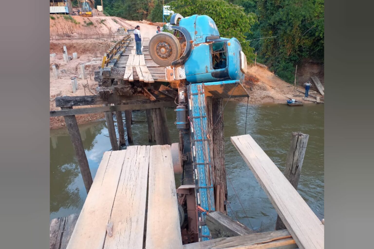 Caminhão fica pendurado após ponte quebrar em Goianésia do Pará