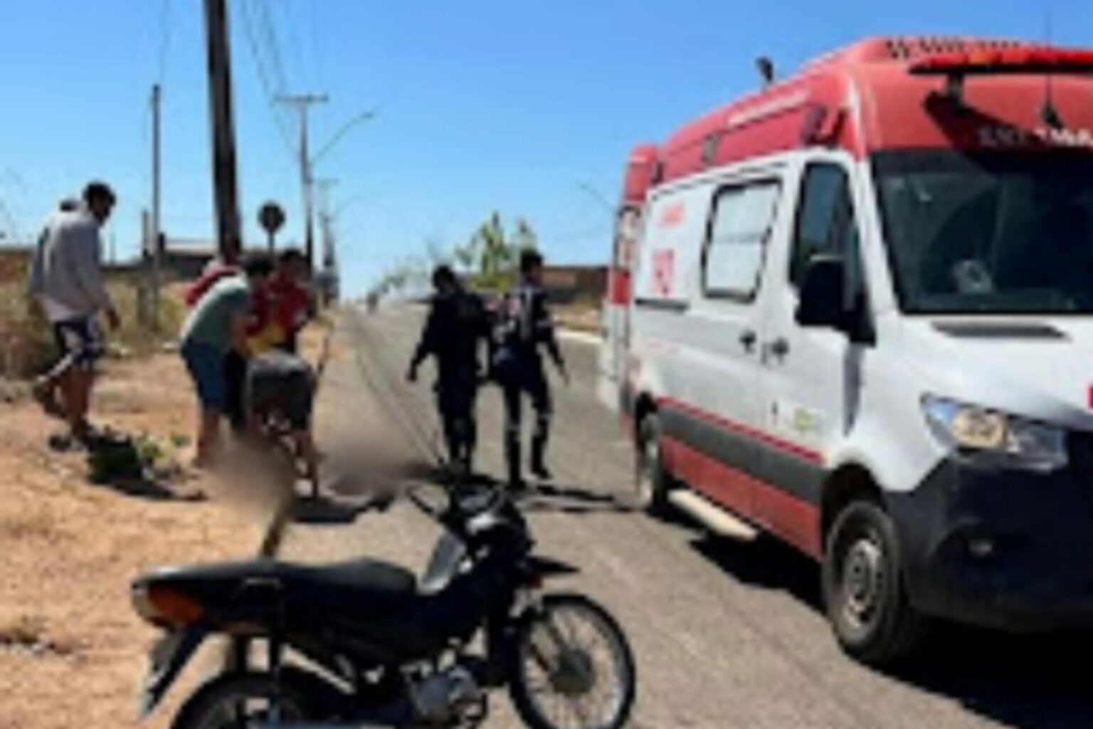 Moto com duas pessoas colide contra poste em Redenção