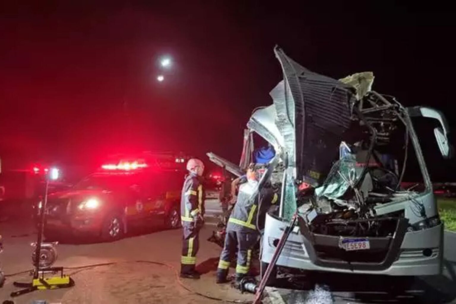 Colisão entre micro-ônibus e caminhão deixa duas pessoas mortas na BR-316