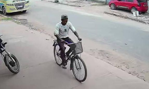 Vídeo: Homem furta bicicleta no centro de Tailândia