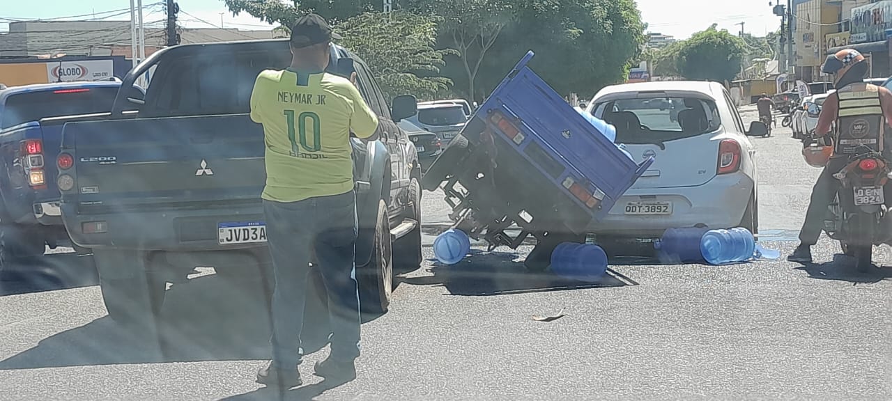 Moto de entrega de água colide em traseira de carro em Marabá