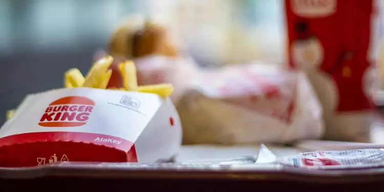 Gerente do Burger King é detida por servir aos clientes batatas retiradas do lixo