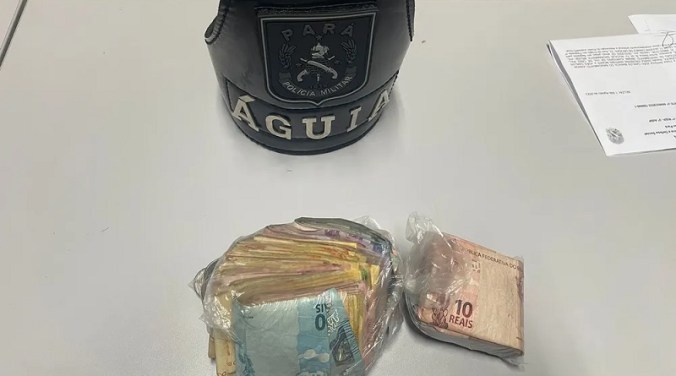 Mulher é presa por tráfico após jogar sacola com dinheiro dentro de casa durante fuga