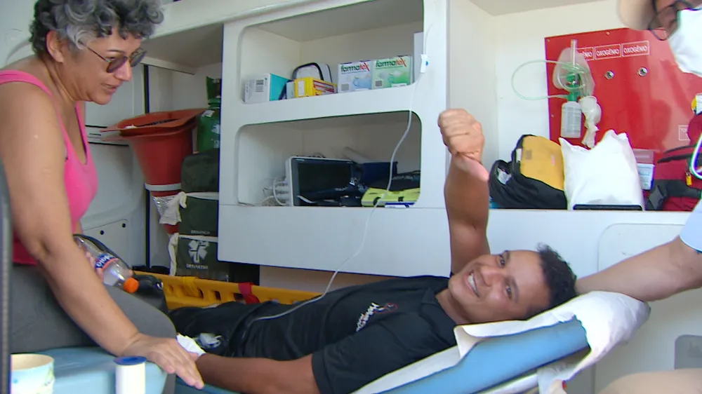 Mecânico que sobreviveu após queda de helicóptero recebe alta de hospital