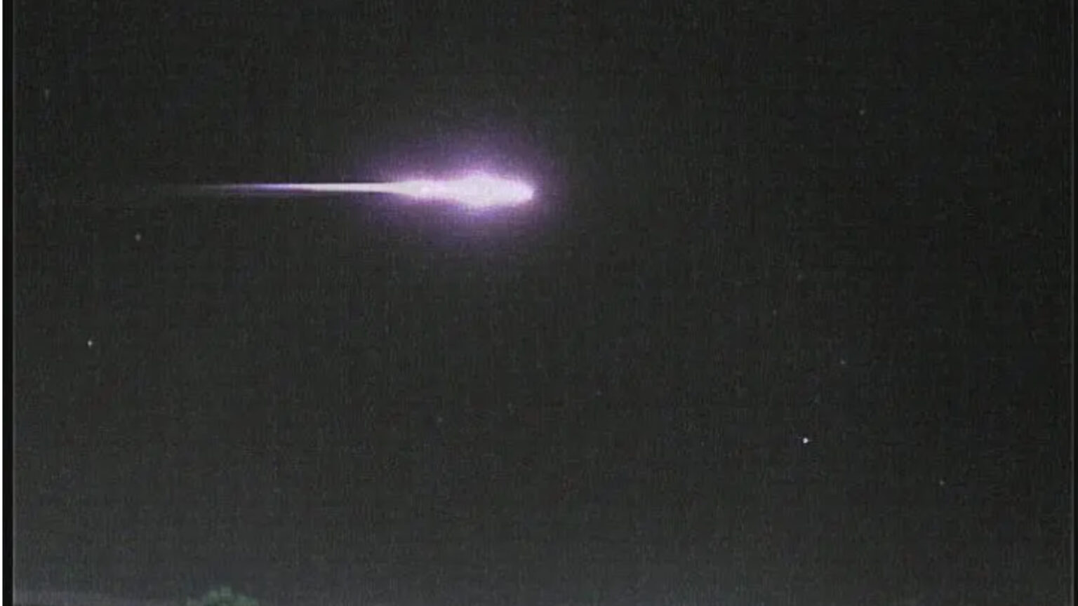 Estação de monitoramento de meteoros flagra a reentrada de lixo espacial no Brasil