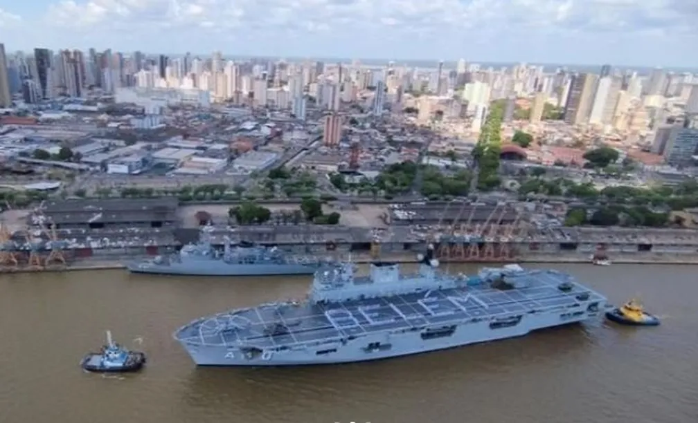 Maior navio de guerra da América Latina atraca pela primeira vez em Belém
