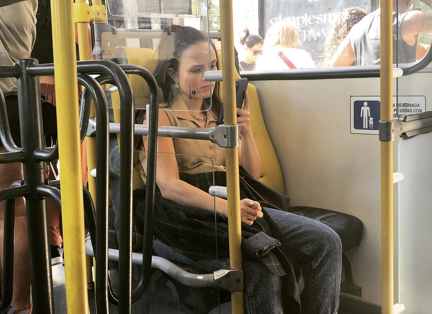 Larissa Manoela posta foto dentro de ônibus com a legenda ‘a vida como ela é’