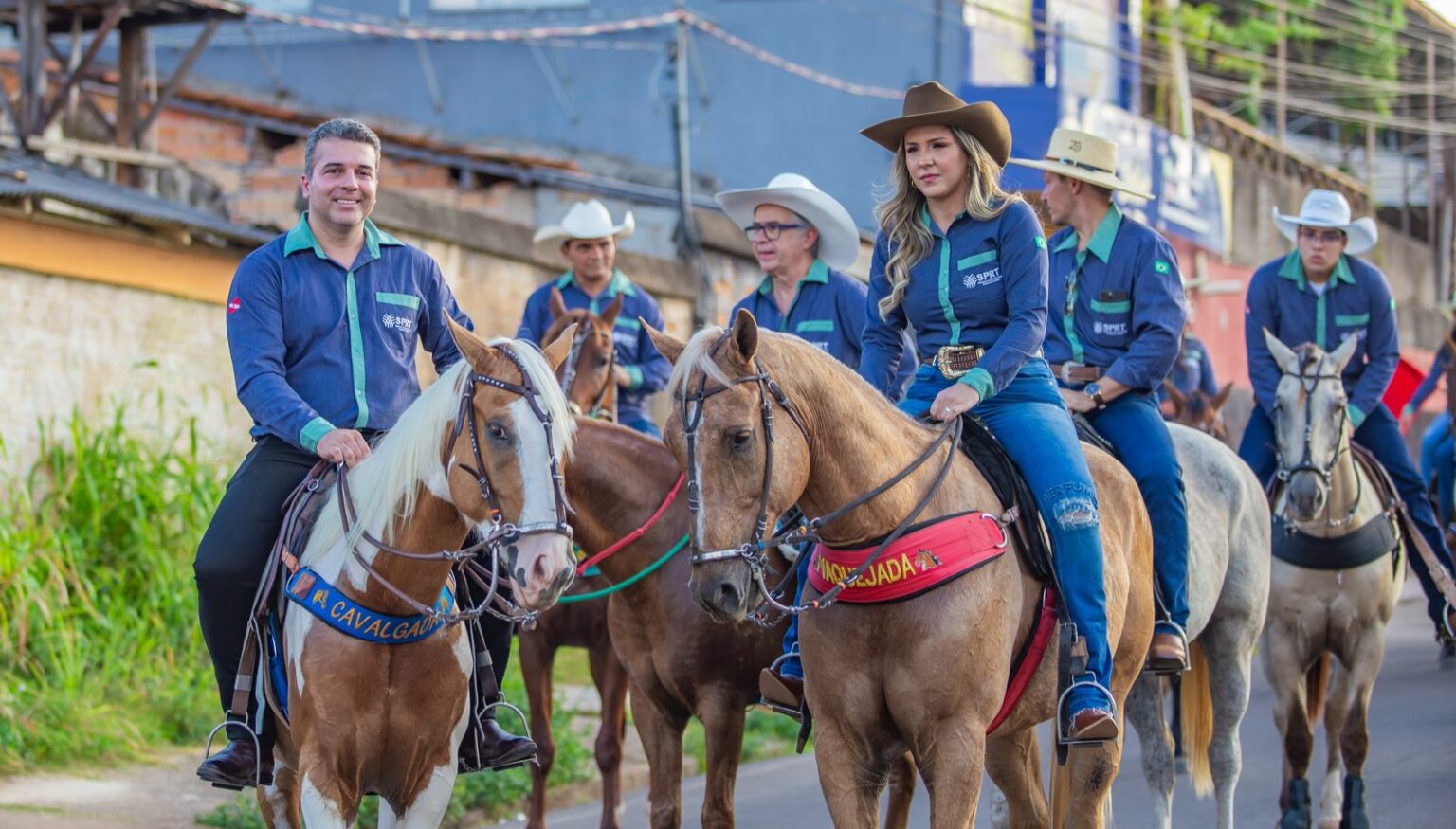 Prefeito Alexandre Siqueira participa de grande cavalgada da Expotuc 2023