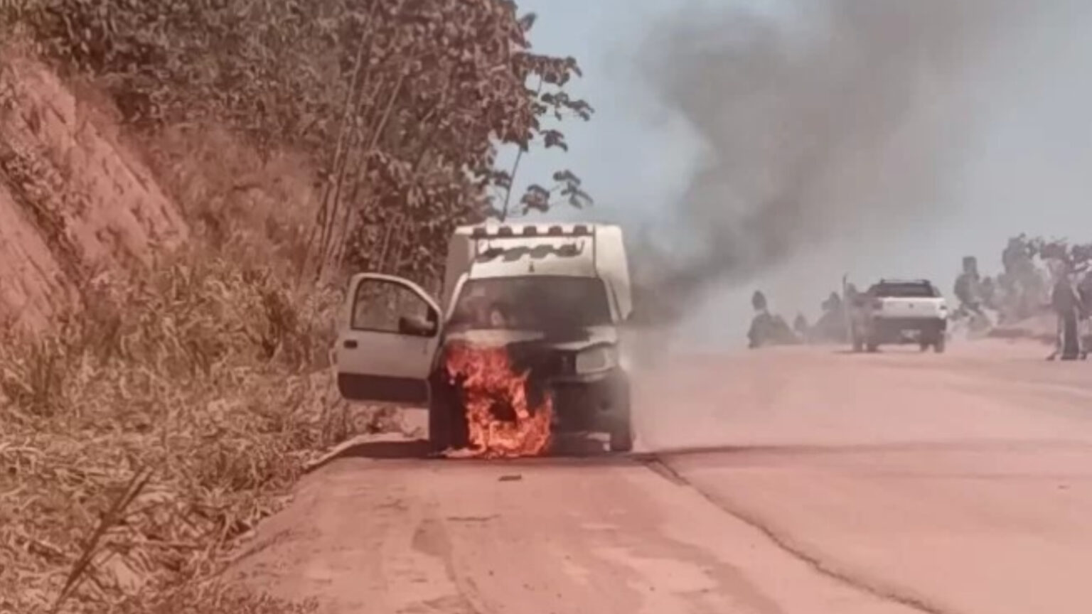 Ambulância pega fogo enquanto transportava paciente no Pará