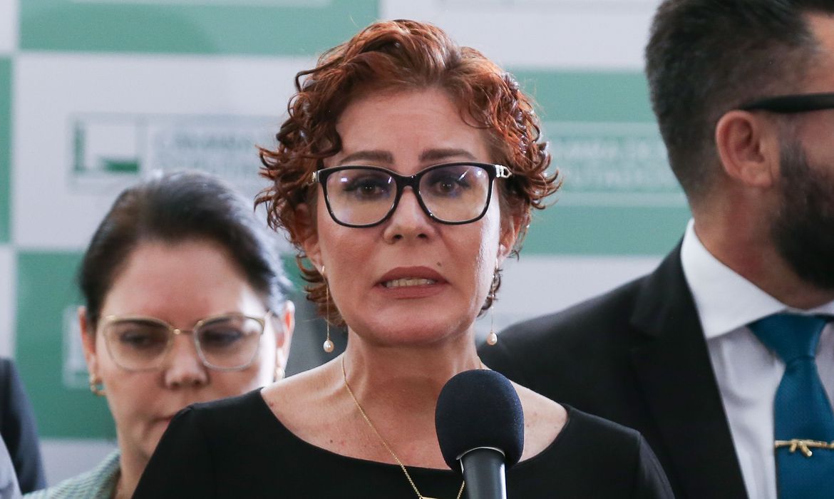 Após fuga, STF abre novo inquérito contra Carla Zambelli