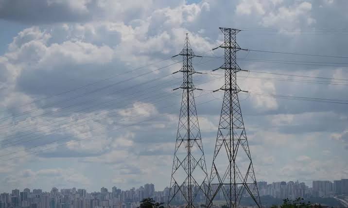 Linha de transmissão desligou “milissegundos” antes de apagão