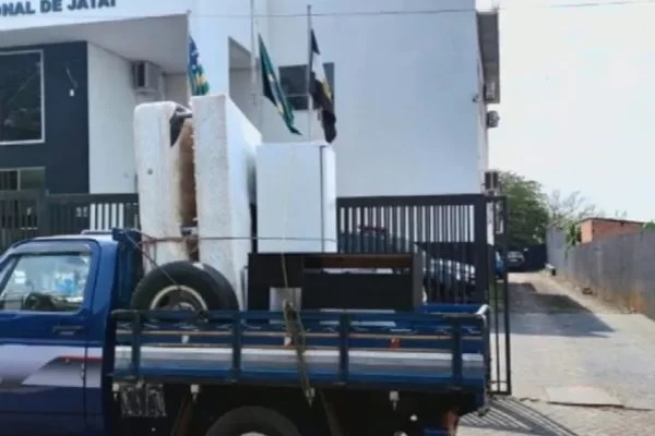 Homem é preso por vender móveis da casa de amigo durante viagem