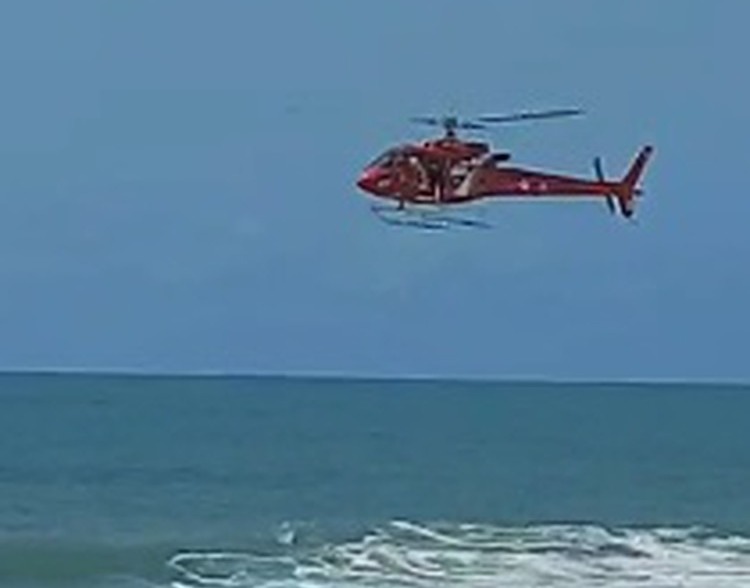 Vídeo: jovem de 19 anos desaparece no mar após cair de colchão inflável