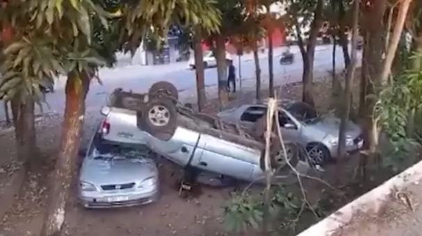 Caminhonete capota e cai sobre dois veículos em Parauapebas