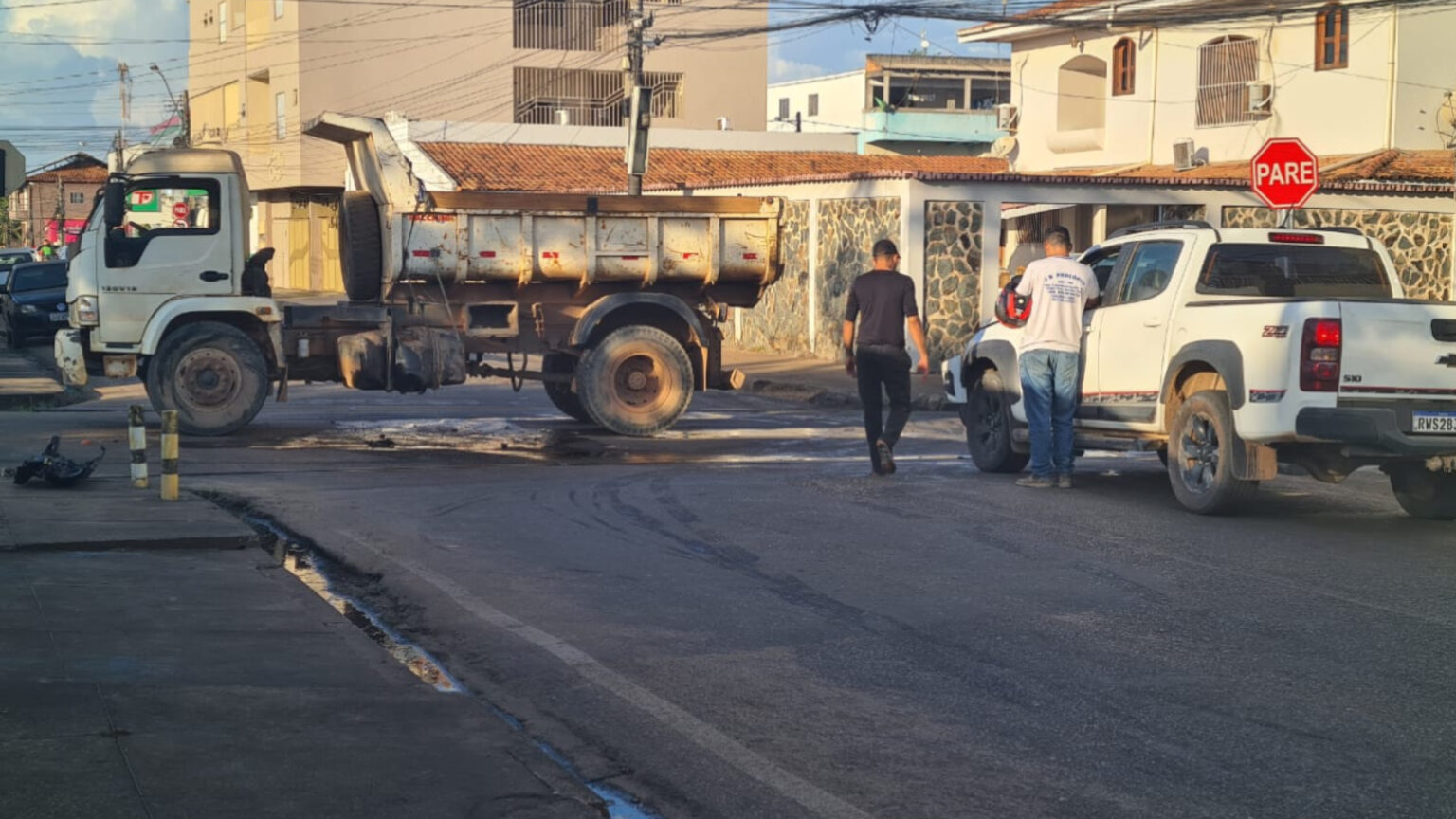 Caminhonete colide com caçamba após avançar preferencial em Marabá