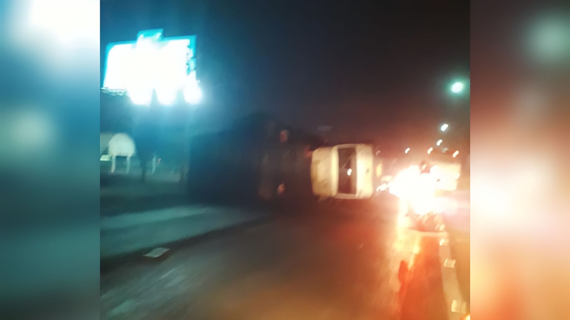 Caminhão carvoeiro tomba na BR-222 em Marabá