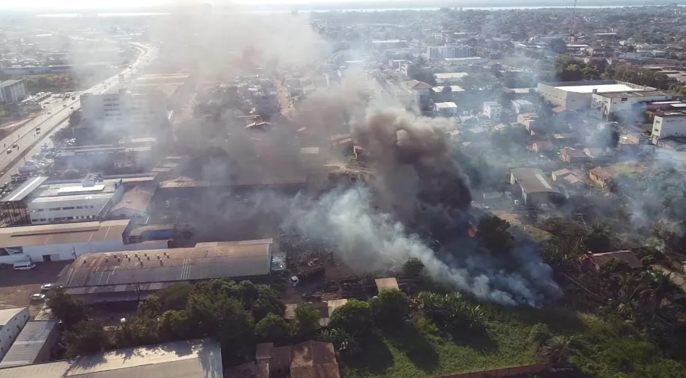 Incêndio com fumaça alta assusta moradores em Marabá