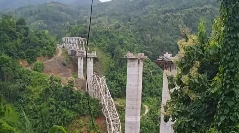 Quase 30 pessoas morrem após ponte desabar na índia
