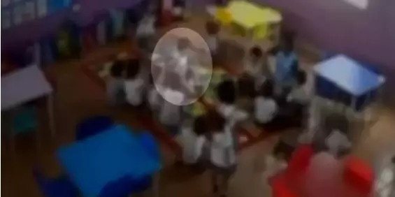 Criança autista de 3 anos é amarrada a cadeira dentro de sala de aula; veja o vídeo