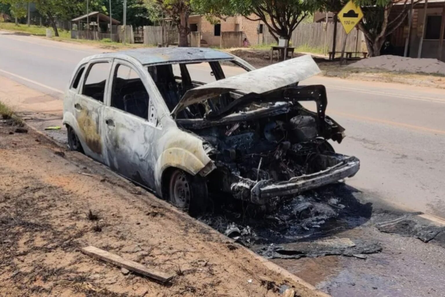 Carro pega fogo em via pública no oeste do Pará