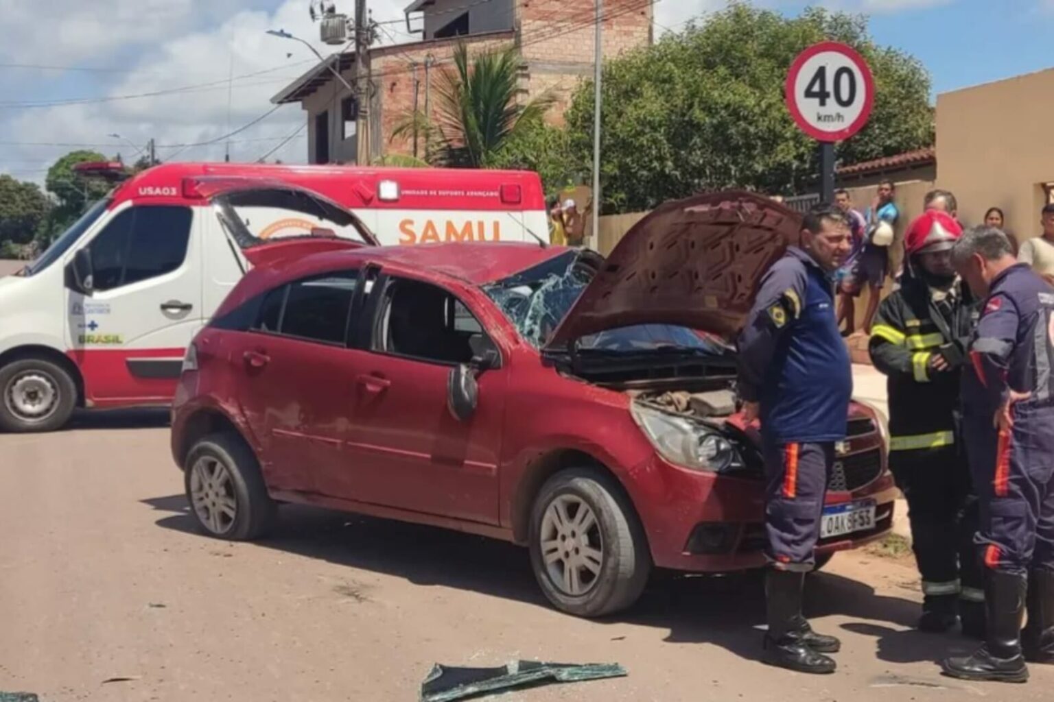 Carro capota após ser atingido por outro veículo no Pará