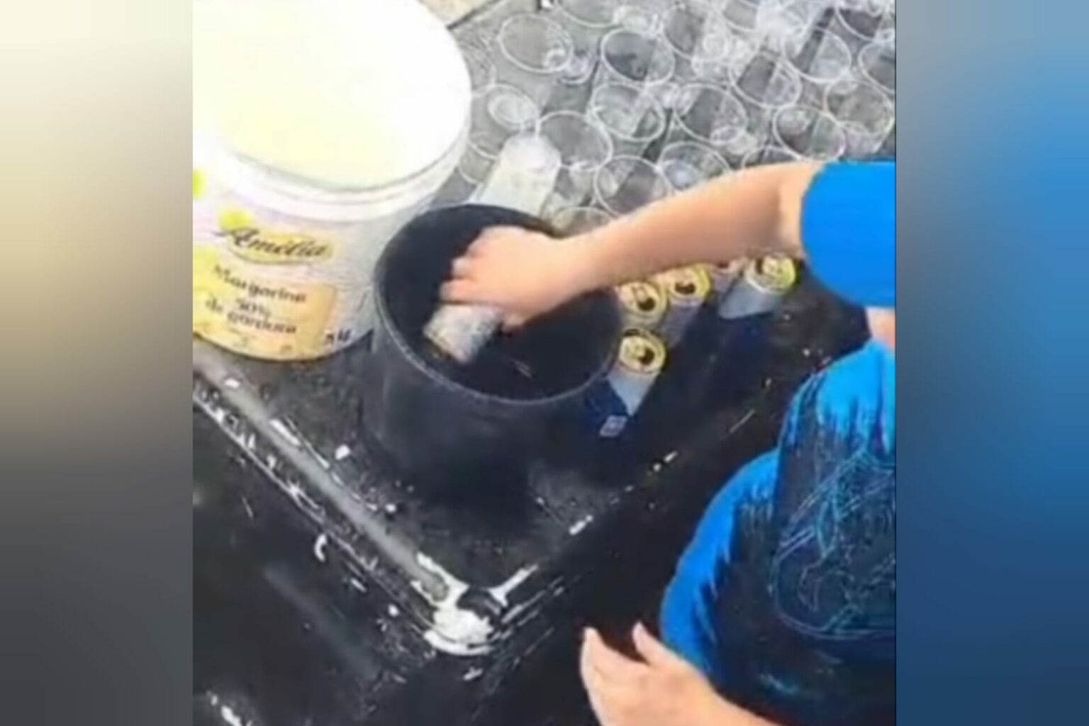Ambulante mistura resto de cerveja e revende em jogo do Paysandu em Belém