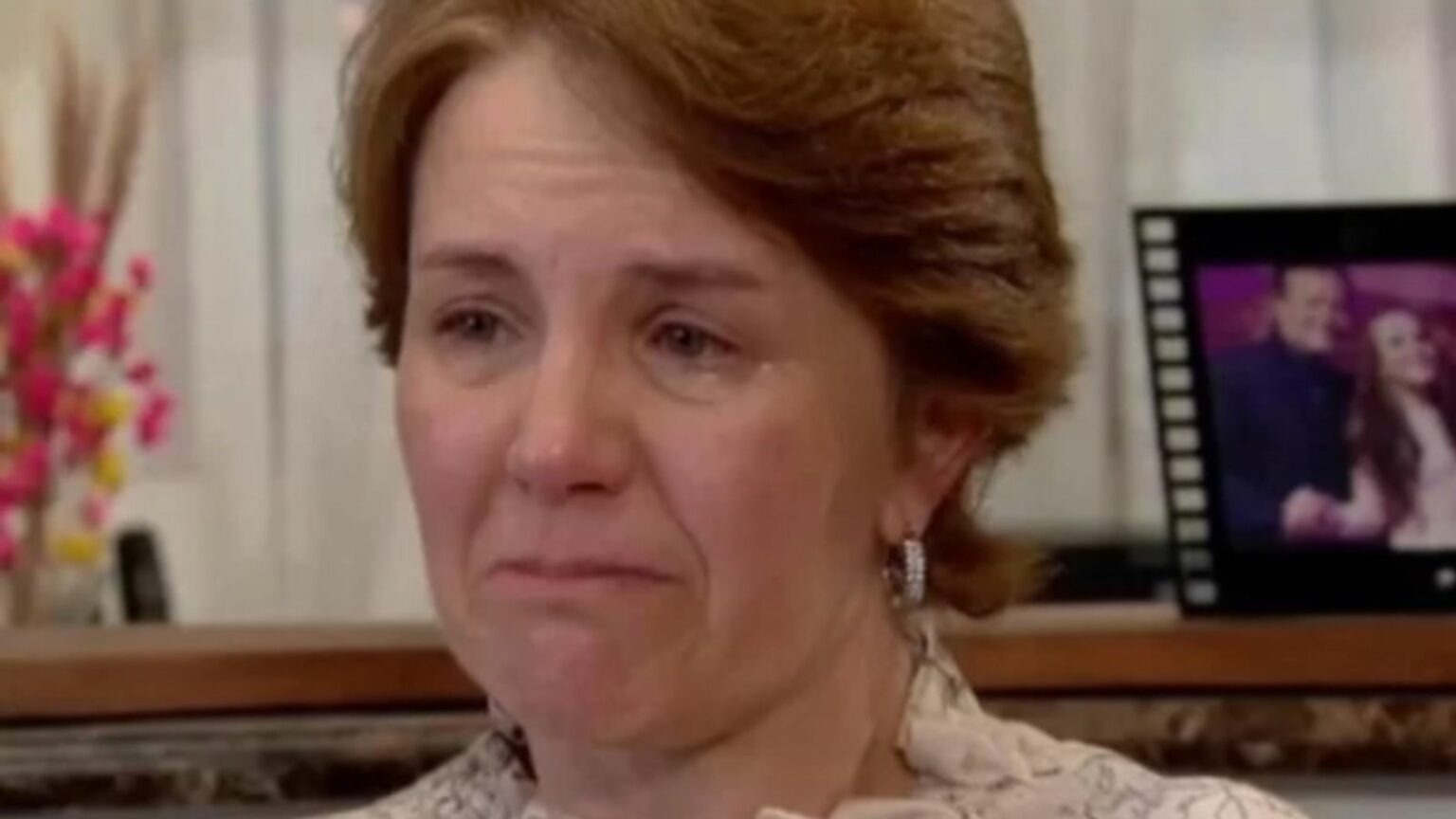 Mãe de Larissa Manoela passa mal durante entrevista e pede a ‘volta da filha’
