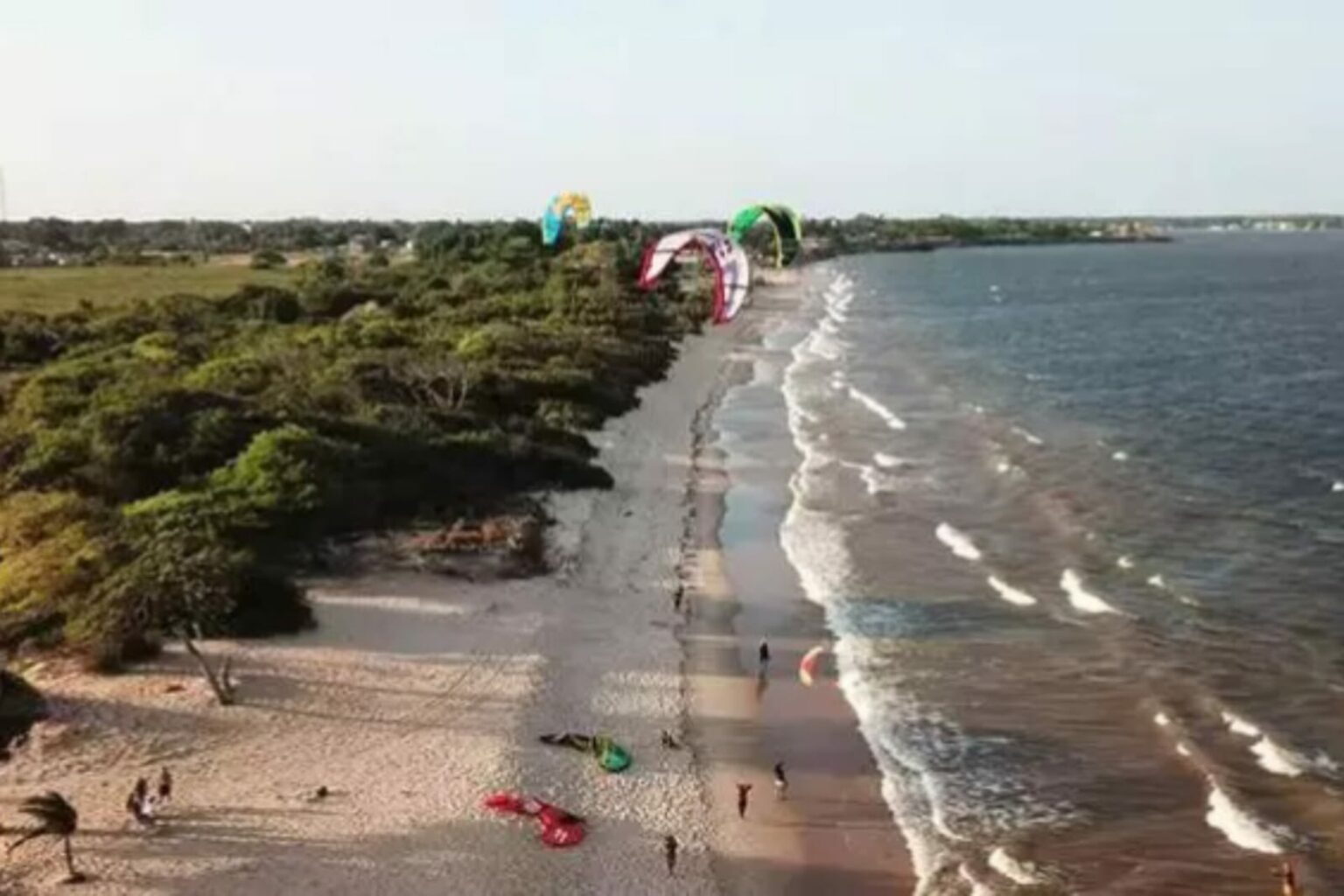Homem tenta salvar irmãos e morre junto com adolescente em praia no Pará