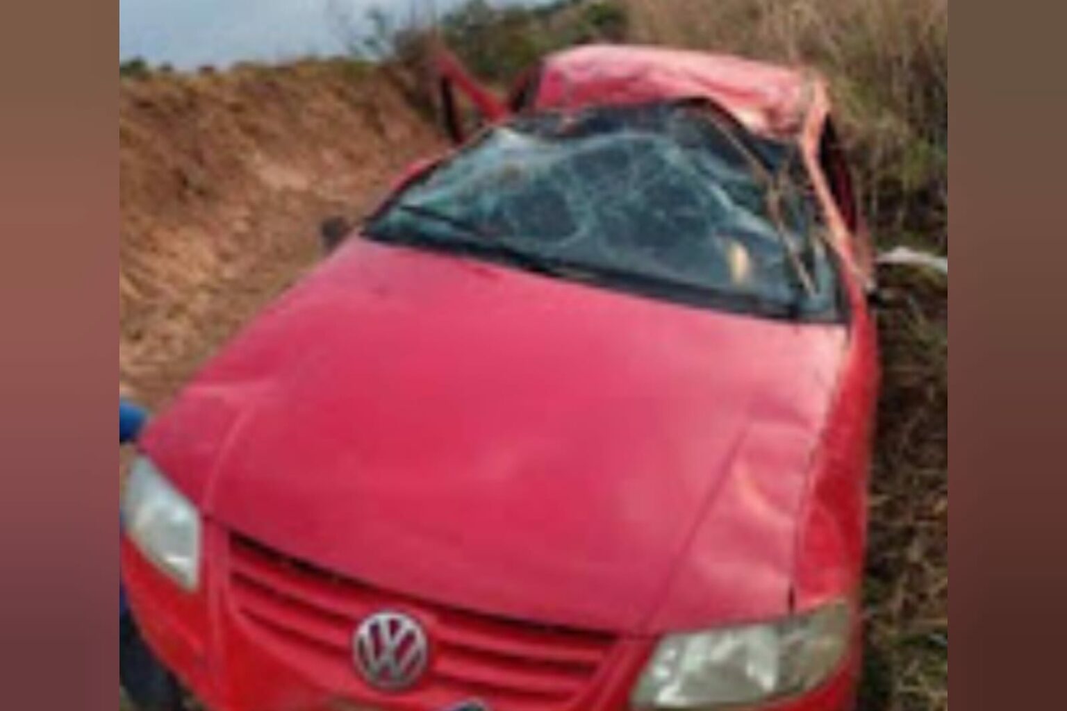 Carro sai da pista após motorista perder o controle da direção na BR-155