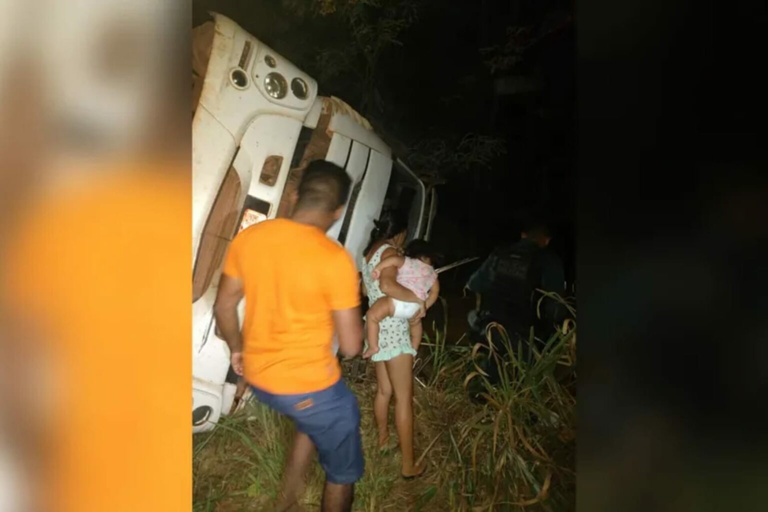 Duas pessoas ficam feridas após carreta tombar na BR-163
