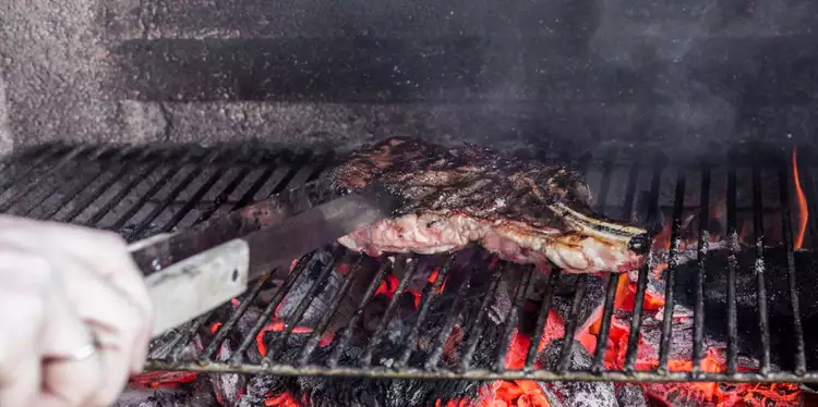 Influenciadora digital revela ter comido carne humana em jantar romântico