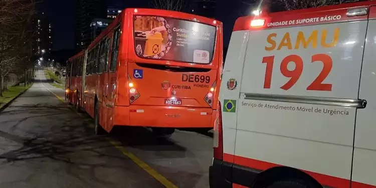 Mulher é atropelada por ônibus ao sair da UPA
