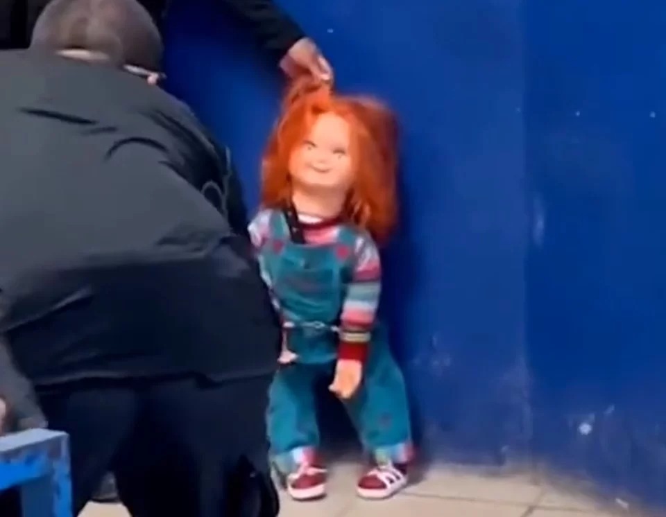Vídeo: boneco Chucky é preso por ameaçar pessoas com faca