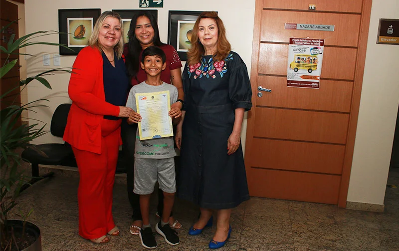 Aos 10 anos, garoto ganha certidão de nascimento no aniversário